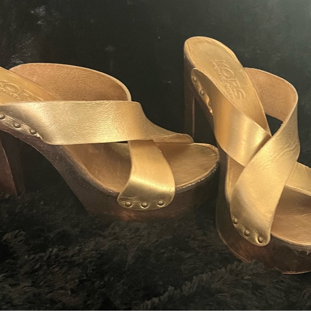 Gold KORS by Michael Kors Platform Sandals size 8